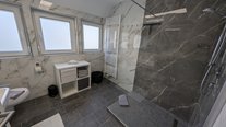Großes Bad mit Dusche - Ferienwohnung in Haiterbach bei Nagold – Charmante Unterkunft für bis zu 4 Personen | Familie Stehle